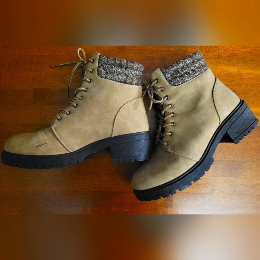 Rue 21 ankle boot with wool look trim, excellent condition, size 9